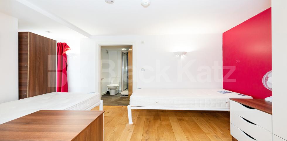 			LOCATION LOCATION LOCATION !!!, 2 Bedroom, 2 bath, 1 reception Apartment			 Farringdon Road EC1R, CLARKENWELL / FARRINGDON